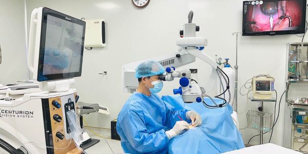 TS-BS-Nguyen-Xuan-Tinh-phau-thua (1)